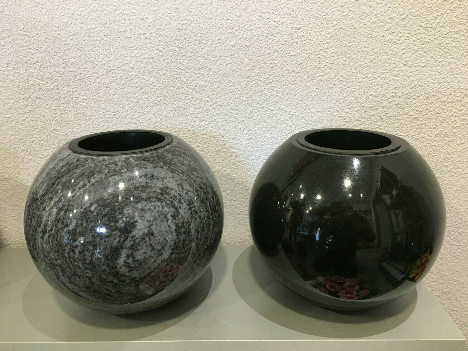 Deux vases en granit.