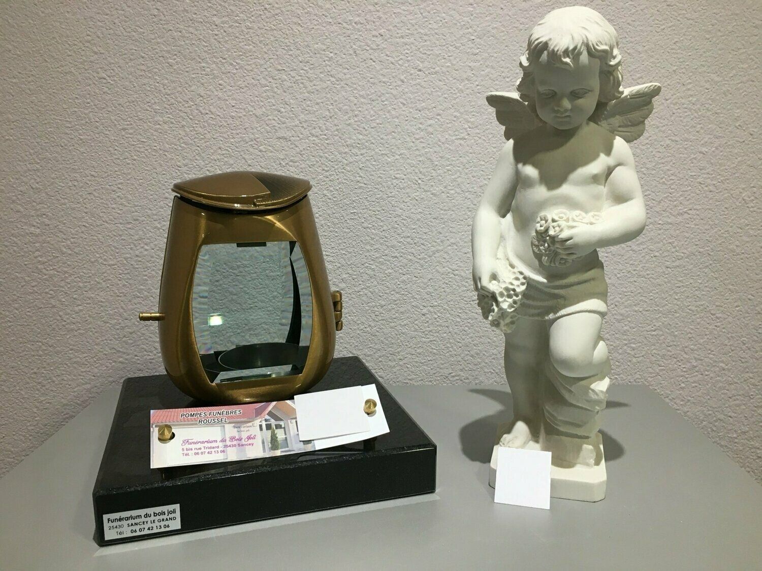 Une lanterne et une statuette d'ange.