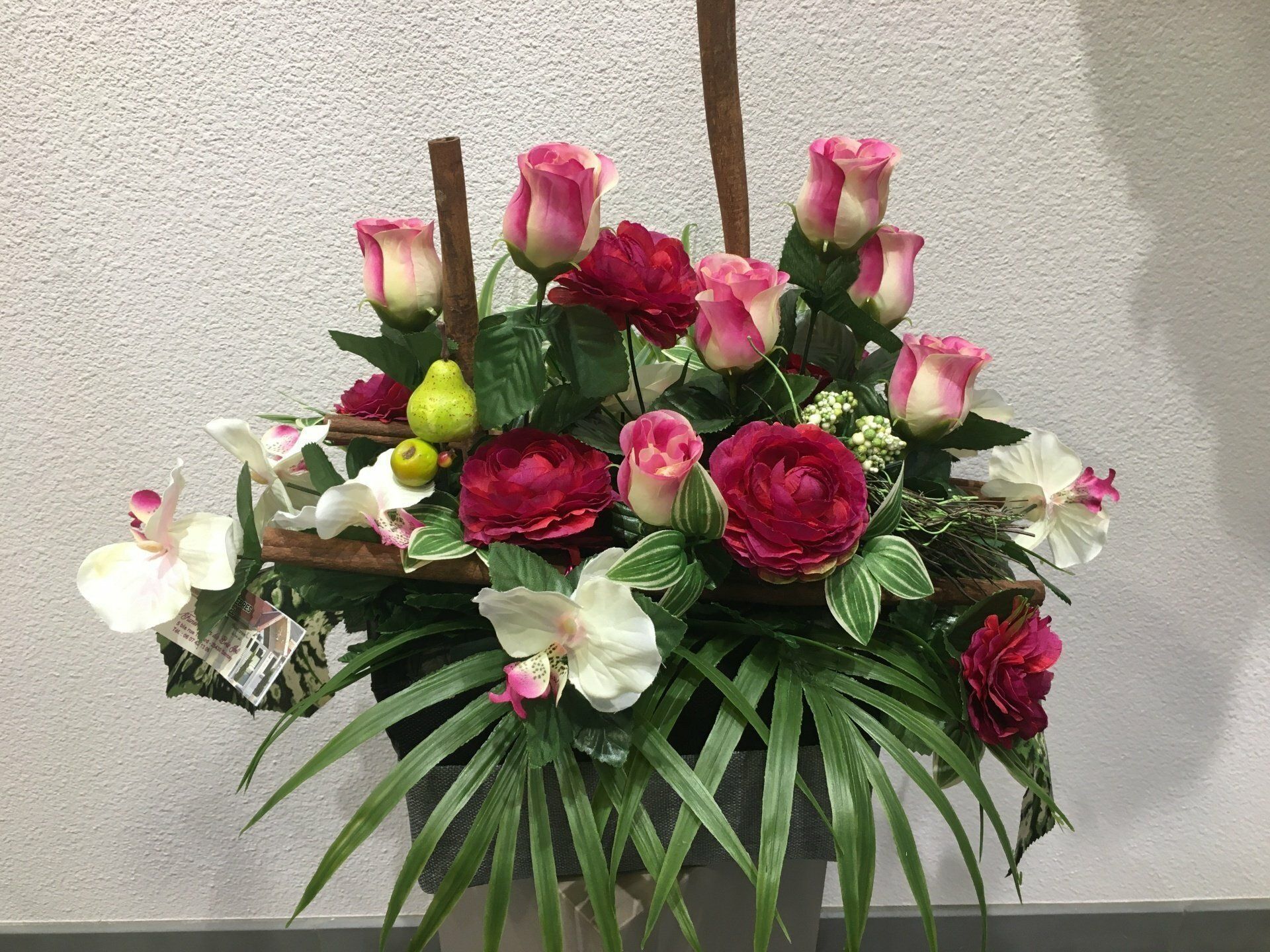 Bouquet de roses variées artificielles.