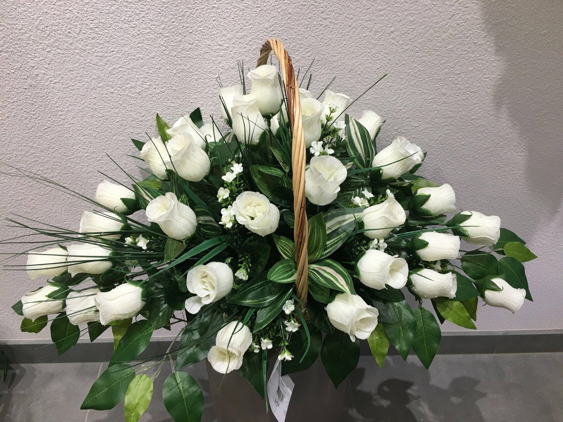 Bouquet de roses blanches artificielles.