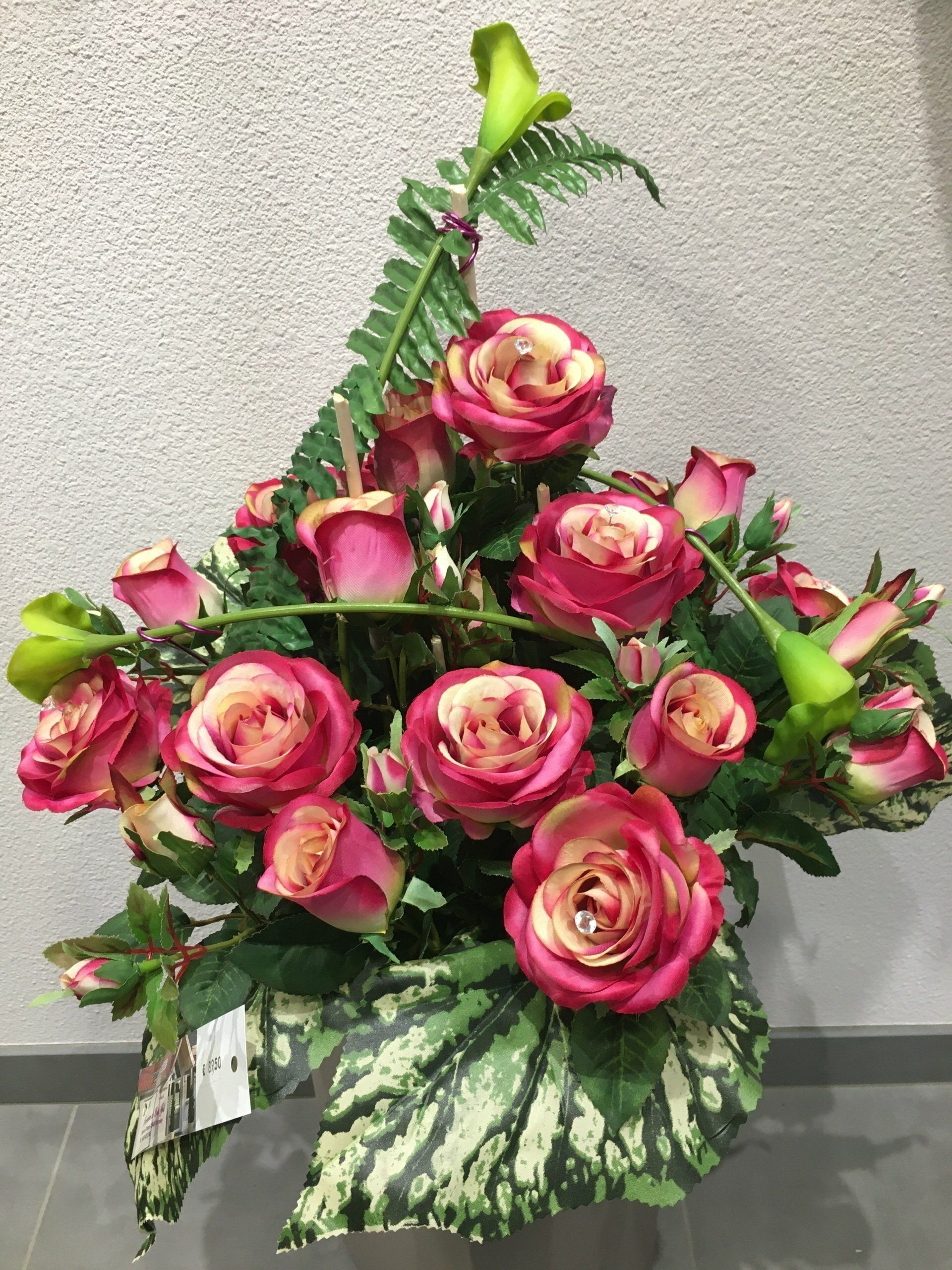 Bouquet de roses artificielles.