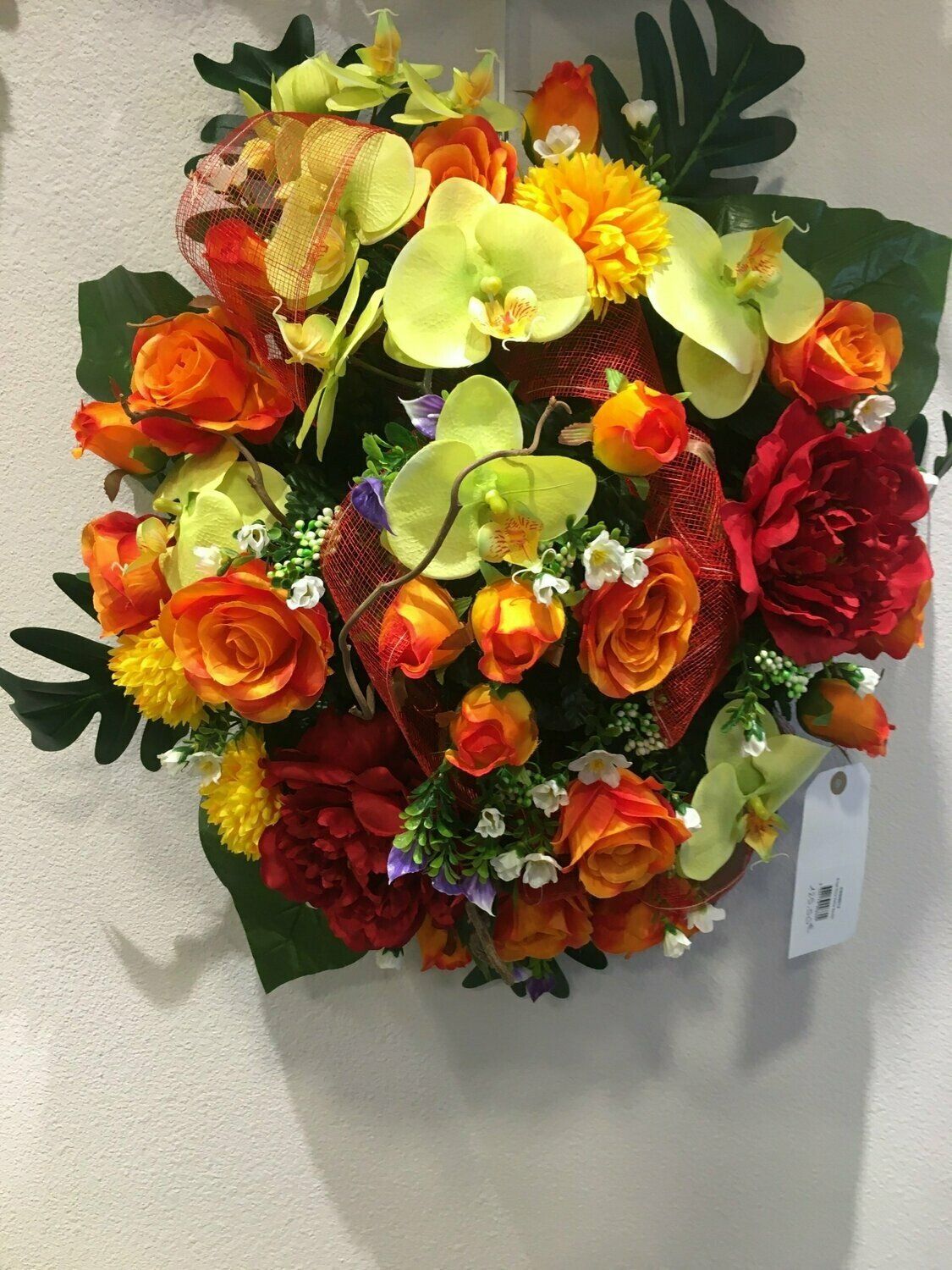 Composition de fleurs artificielles.