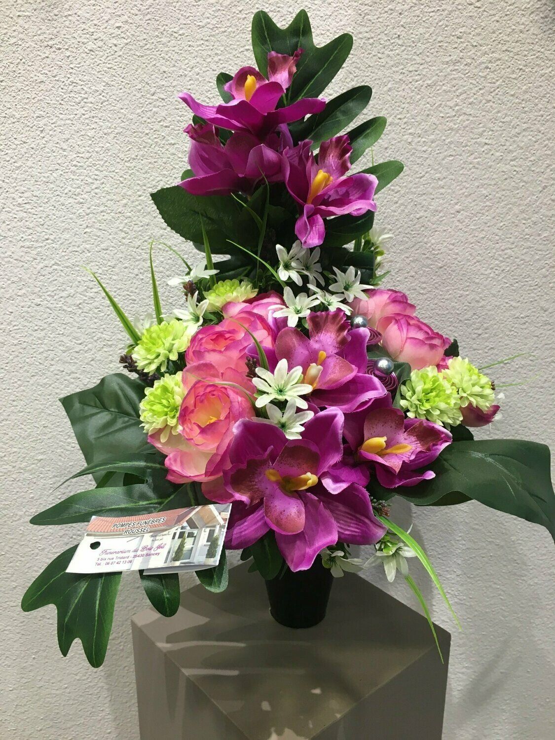 Bouquet de fleurs variées artificielles.