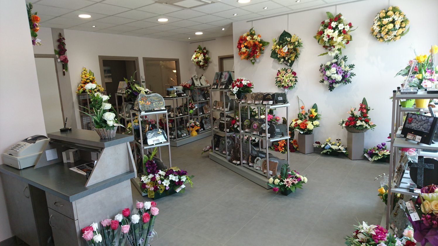 Nombreux articles funéraires en exposition dans un magasin.