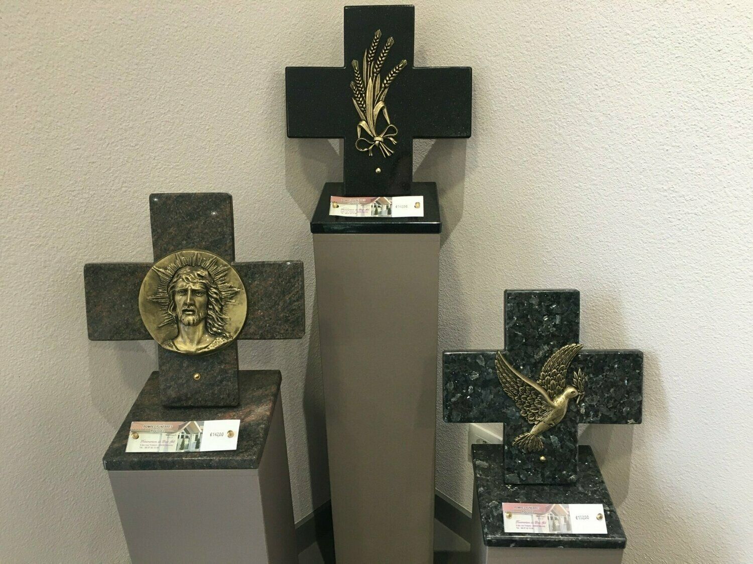 Trois croix personnalisées avec un ornement.