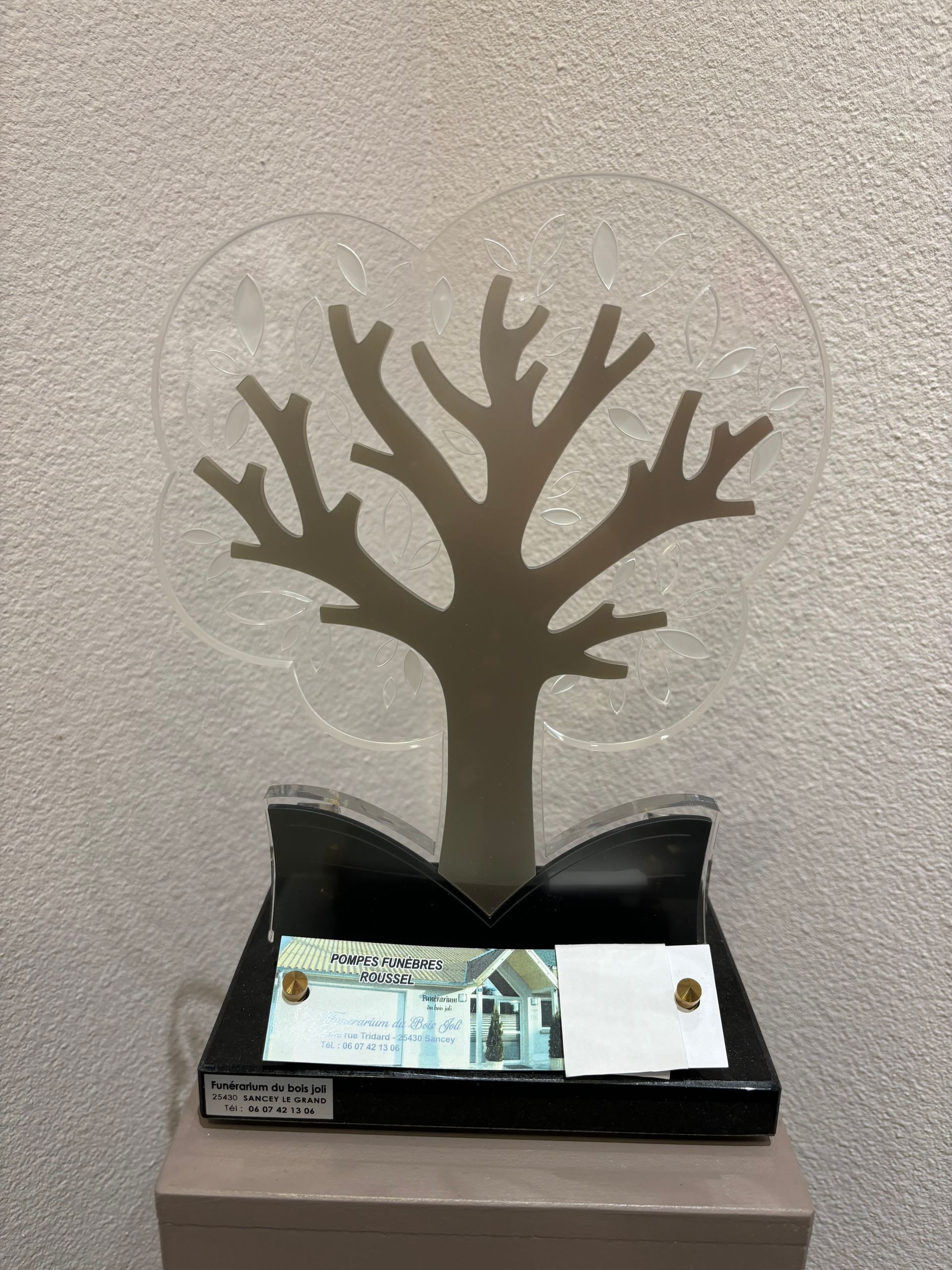 Une plaque funéraire en forme d'arbre.