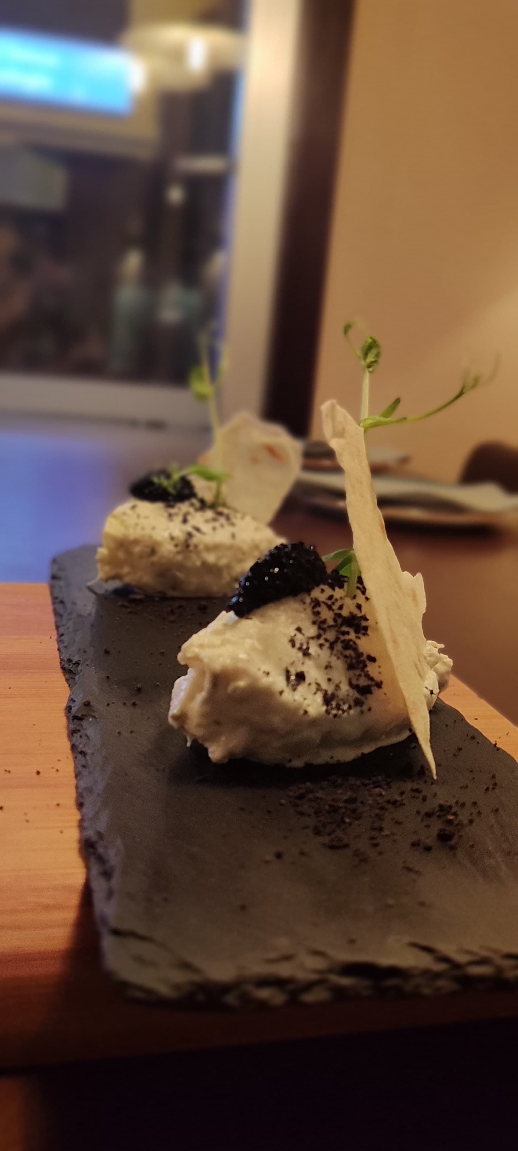 Un primer plano de un plato de comida sobre una mesa.
