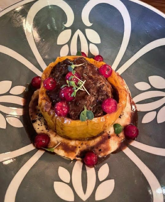 Un plato de comida con un diseño floral.