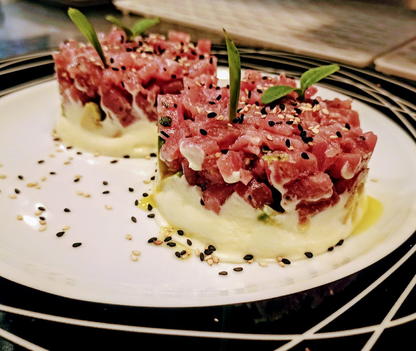 Un plato blanco cubierto con carne y puré de papas.