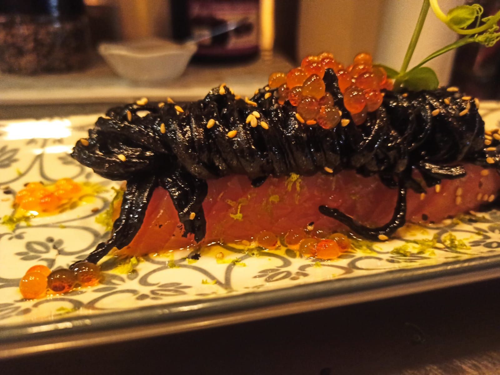 Un primer plano de un plato de comida sobre una mesa.