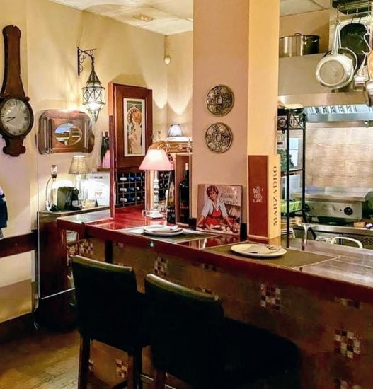 Una gran sala llena de mesas y sillas en un restaurante.