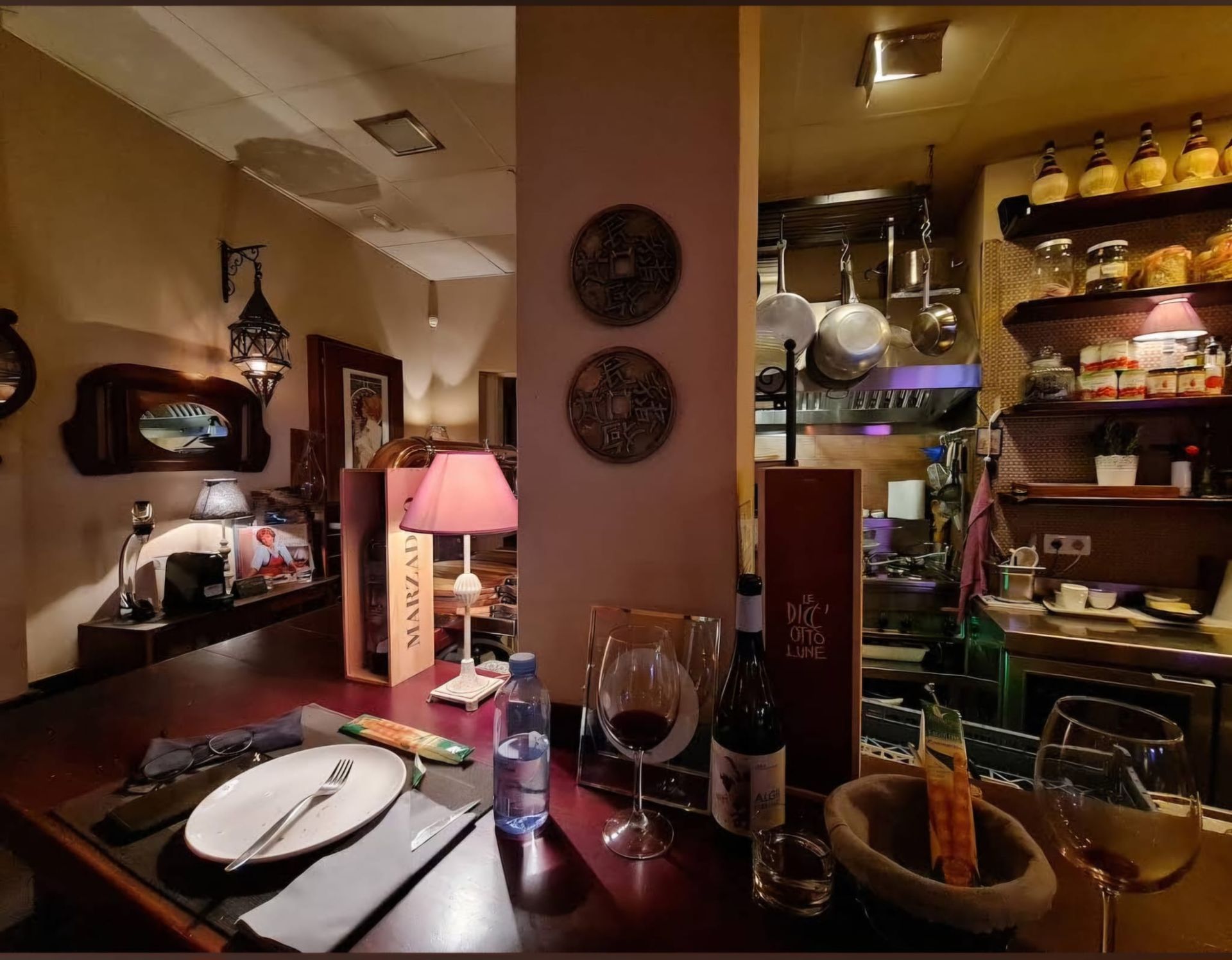 Una mesa en un restaurante con platos y copas de vino.