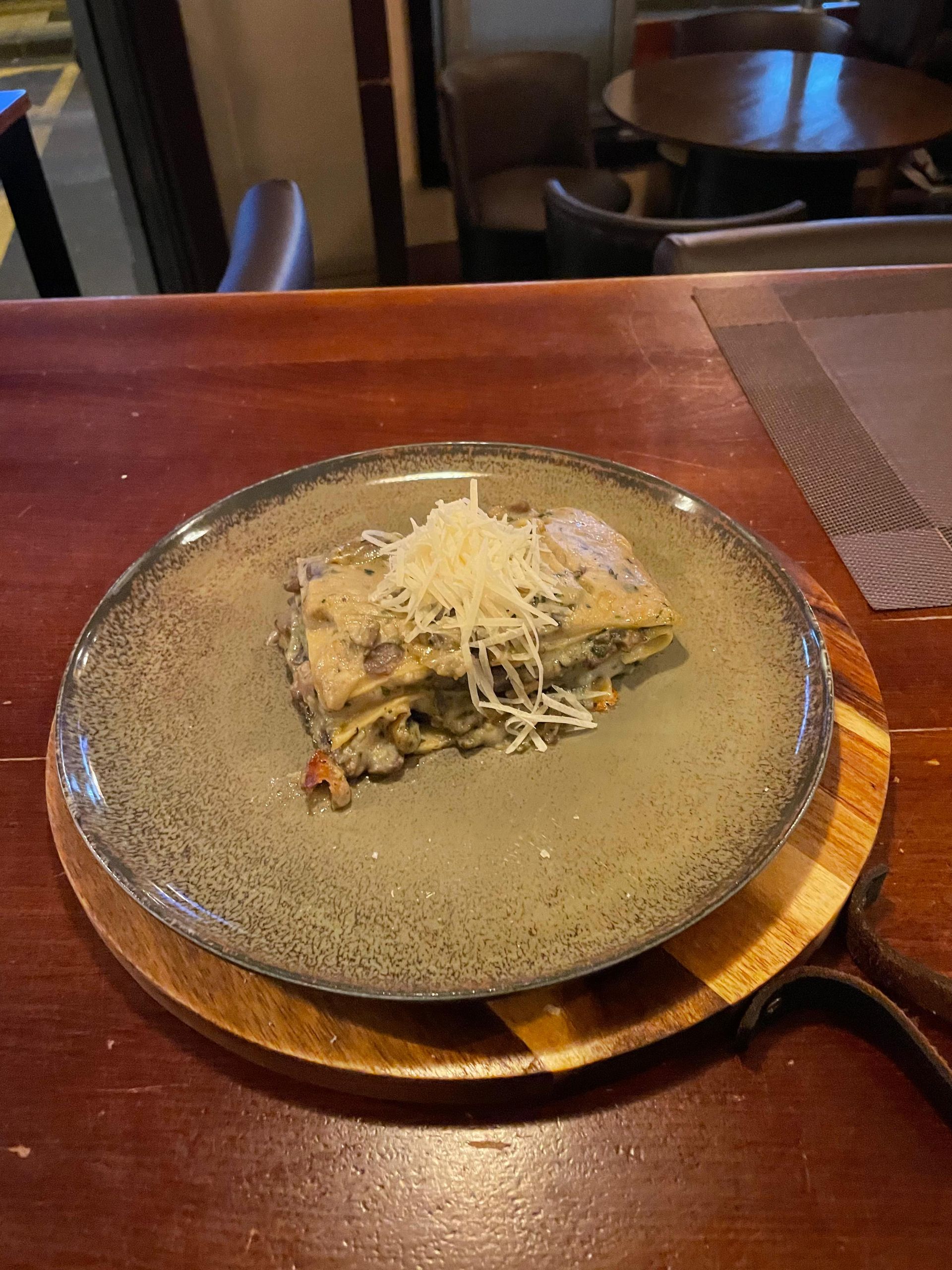 Un plato de comida está sobre una mesa de madera.