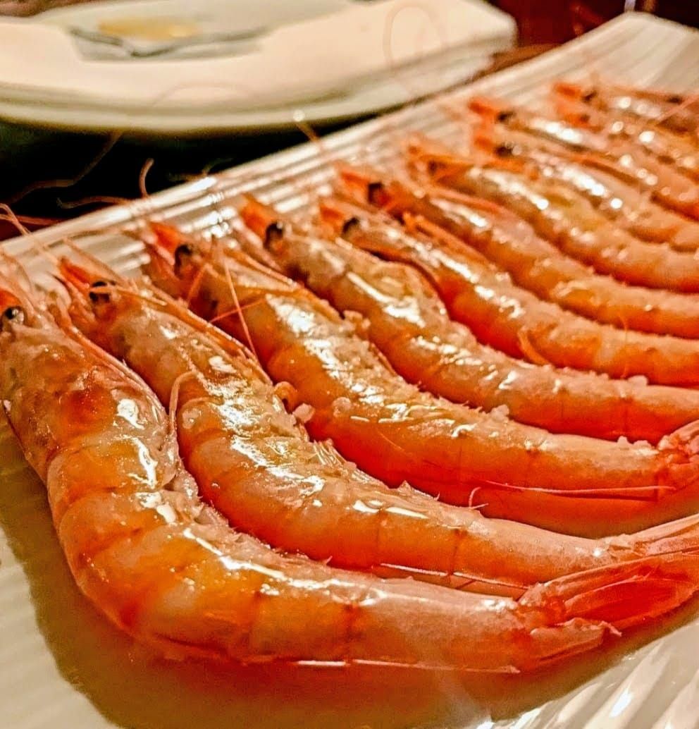 Un primer plano de un plato de camarones sobre una mesa.