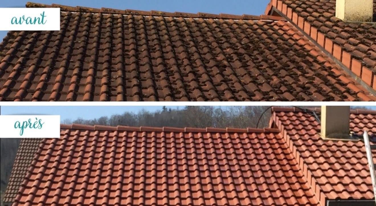 Comparaison avant et après traitement d'un toit en tuiles de terre cuite, montrant l'élimination de la mousse sombre et des débris.