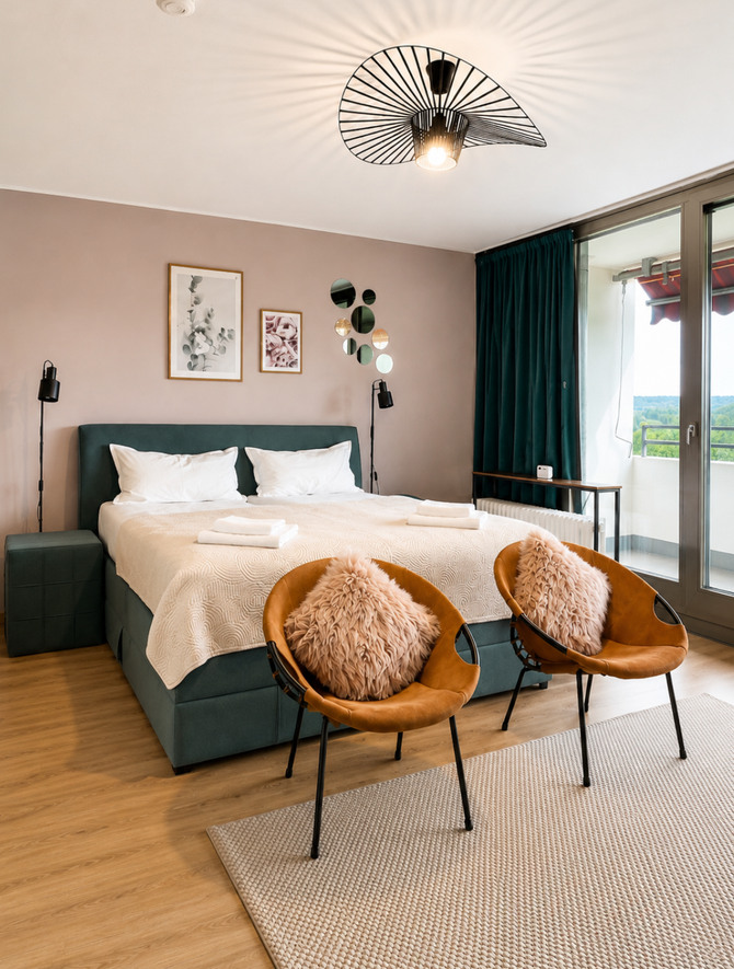 Studio Ypsilon Bayreuth – Schlafbereich mit Balkon
