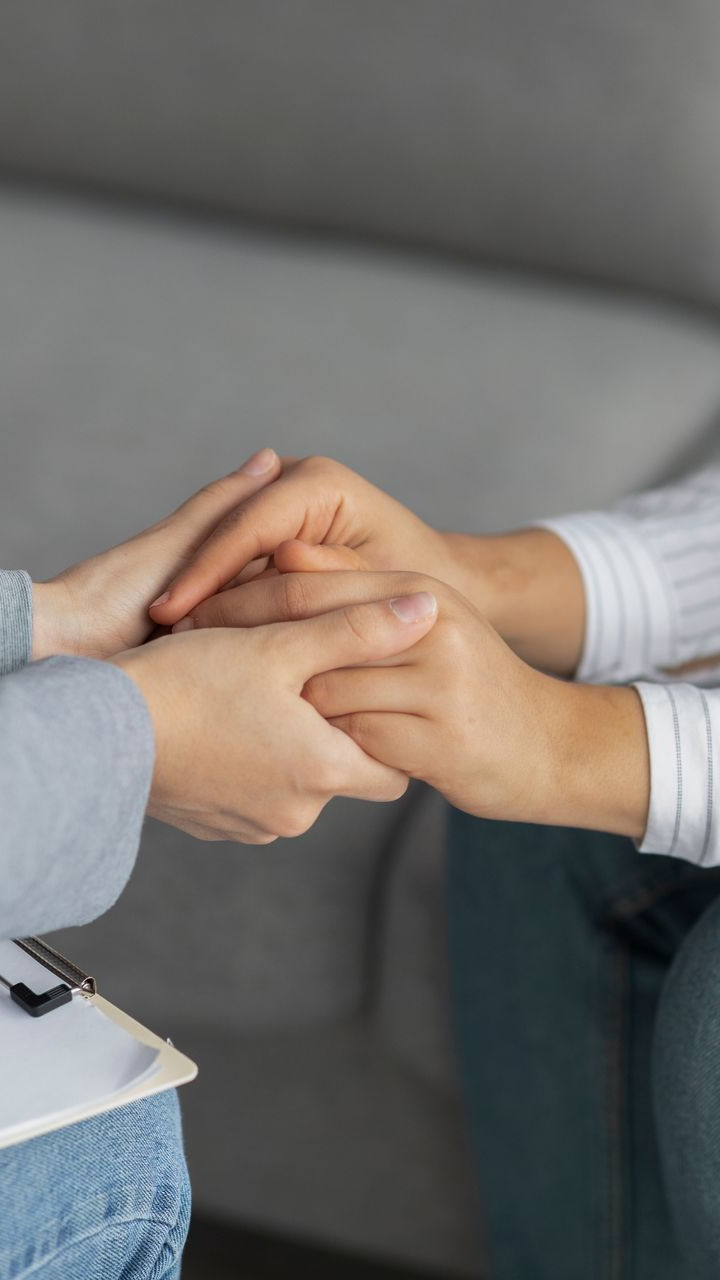 Des mains qui se tiennent pour un soutien thérapeutique