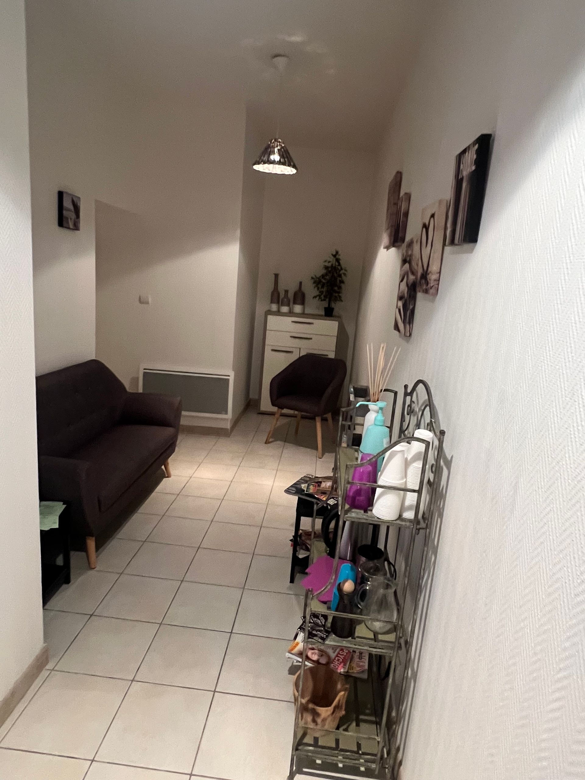 Salle d'attente dans un coin allongé comprenant du mobilier