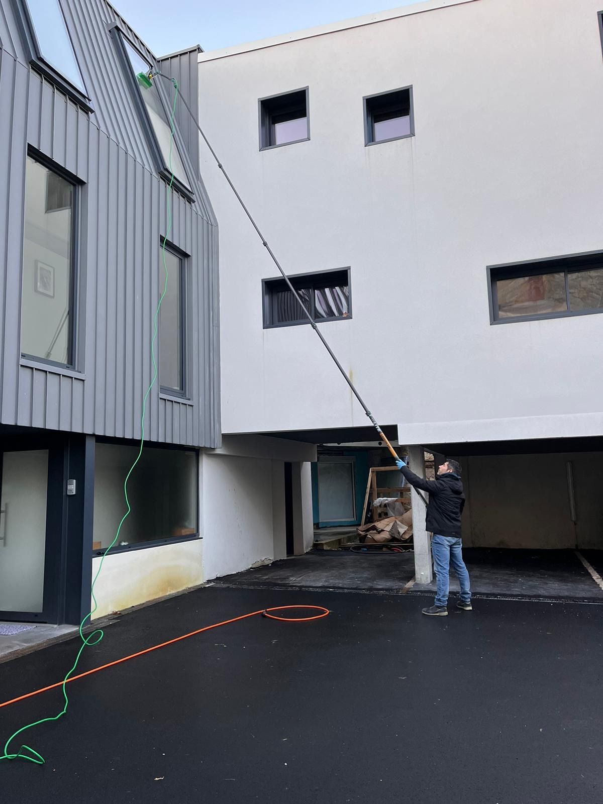 Nettoyage de fenêtre avec perche télescopique
