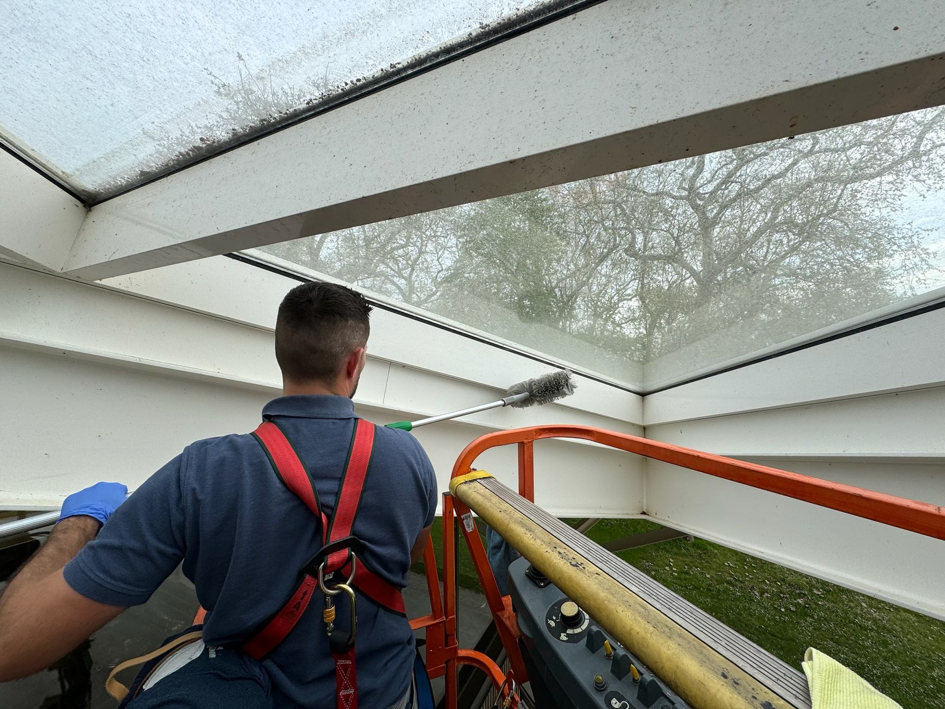 Agent d'entretien nettoyant le plafond d'une veranda