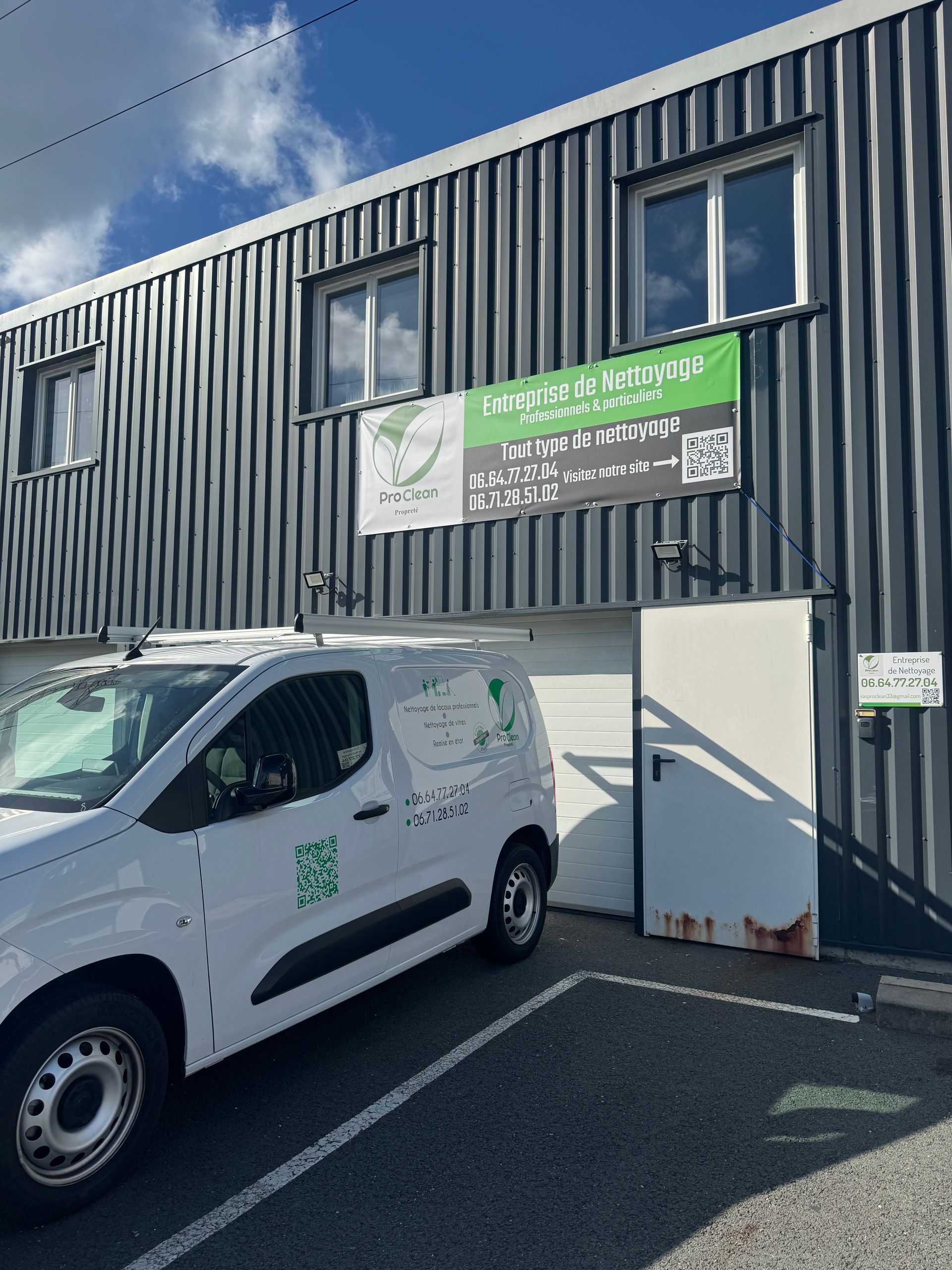 Véhicule utilitaire devant les locaux de ProClean