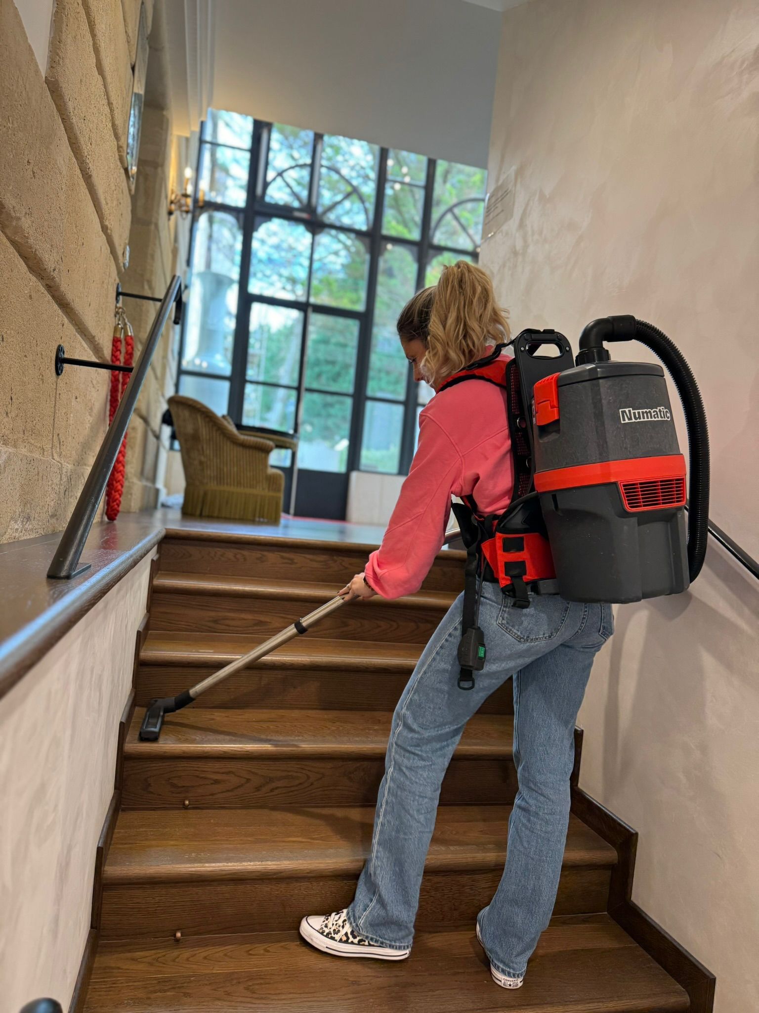 Nettoyage d'un escalier en bois