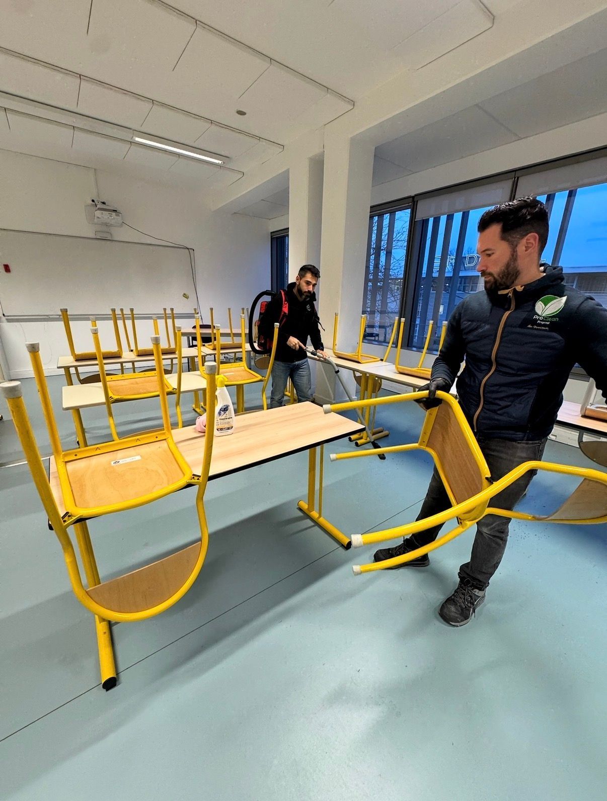 Nettoyage d'une classe de collège