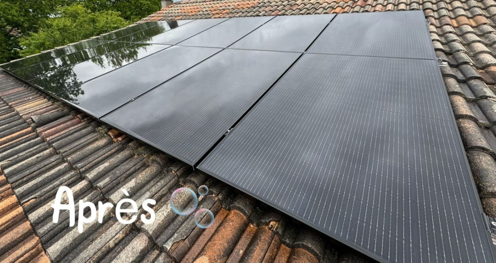 Panneaux photovoltaïques nettoyés sur toit en tuiles