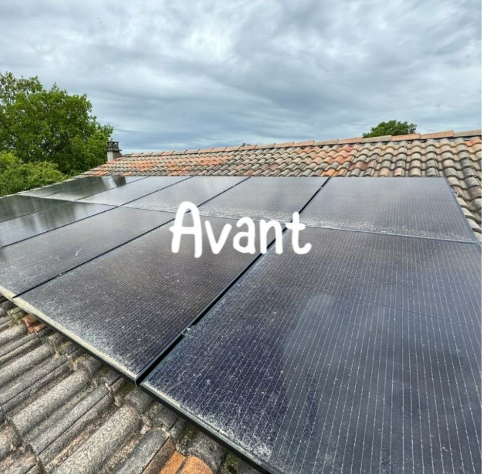 Panneaux photovoltaïques sales sur toit en tuiles