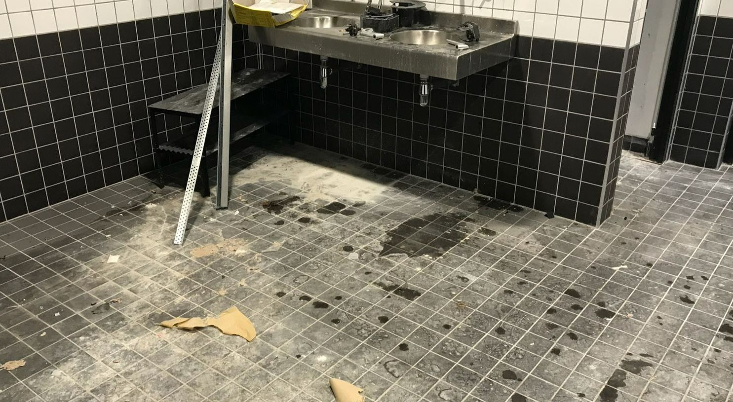 Salle de bains sale avec dépôt de poussière