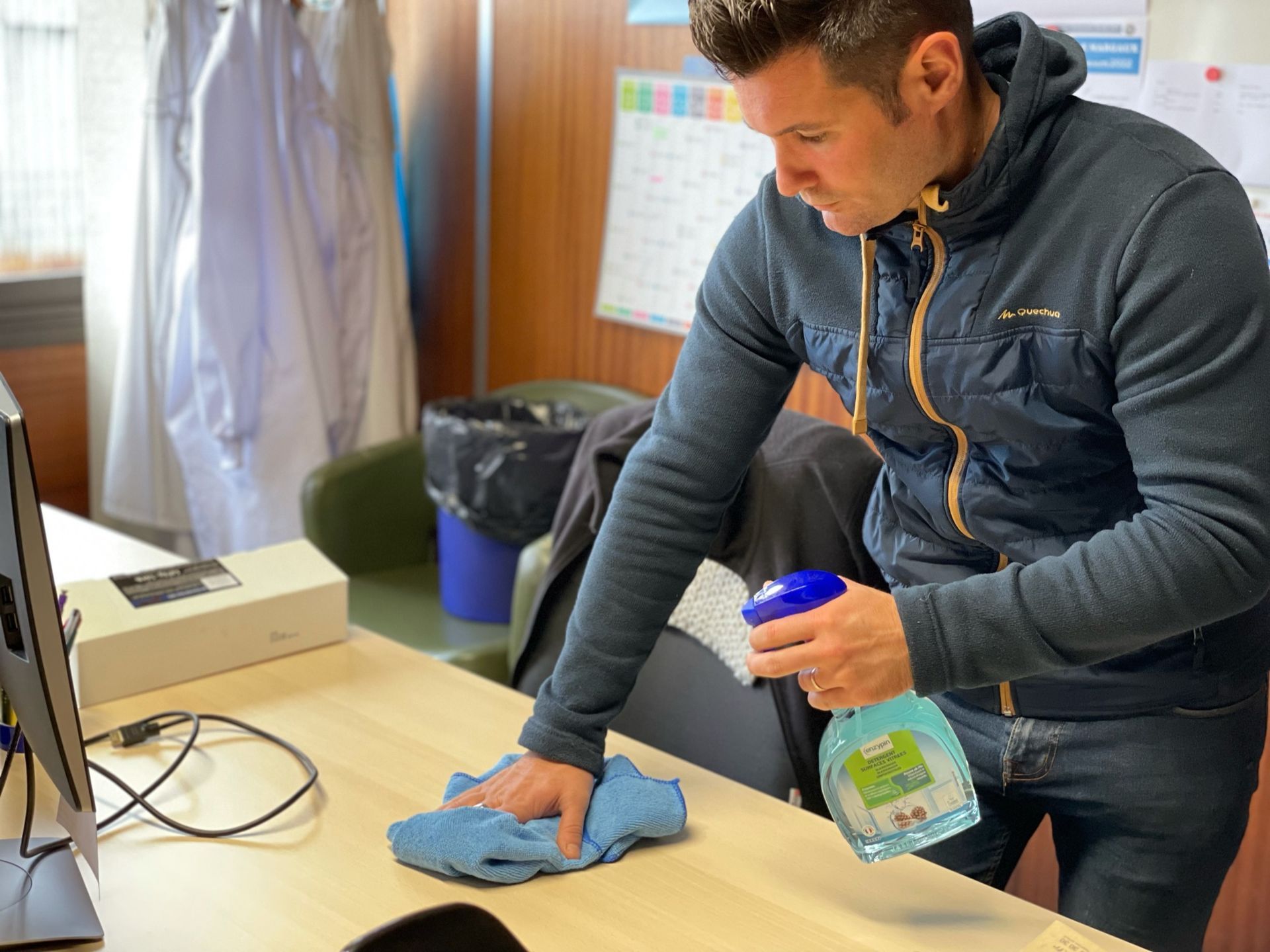 Laurent Marti en train de nettoyer un bureau