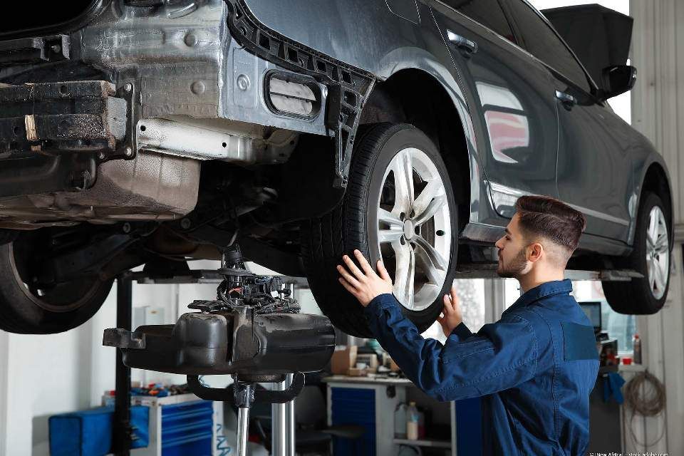 US-Car auf der Hebebühne der Meisterwerkstatt für amerikanische Fahrzeuge.