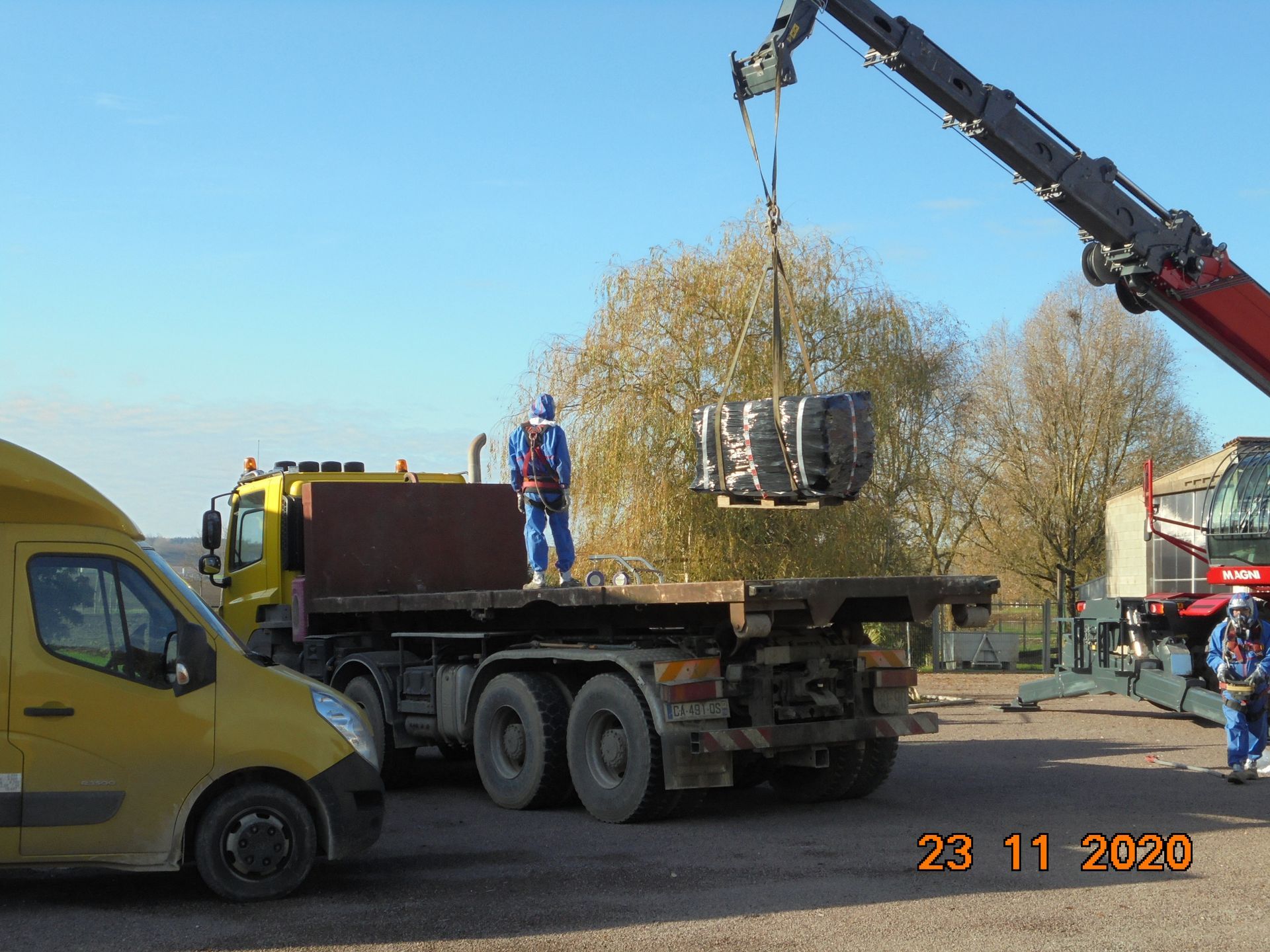 Camion garé en train d'être chargé par un chariot élévateur