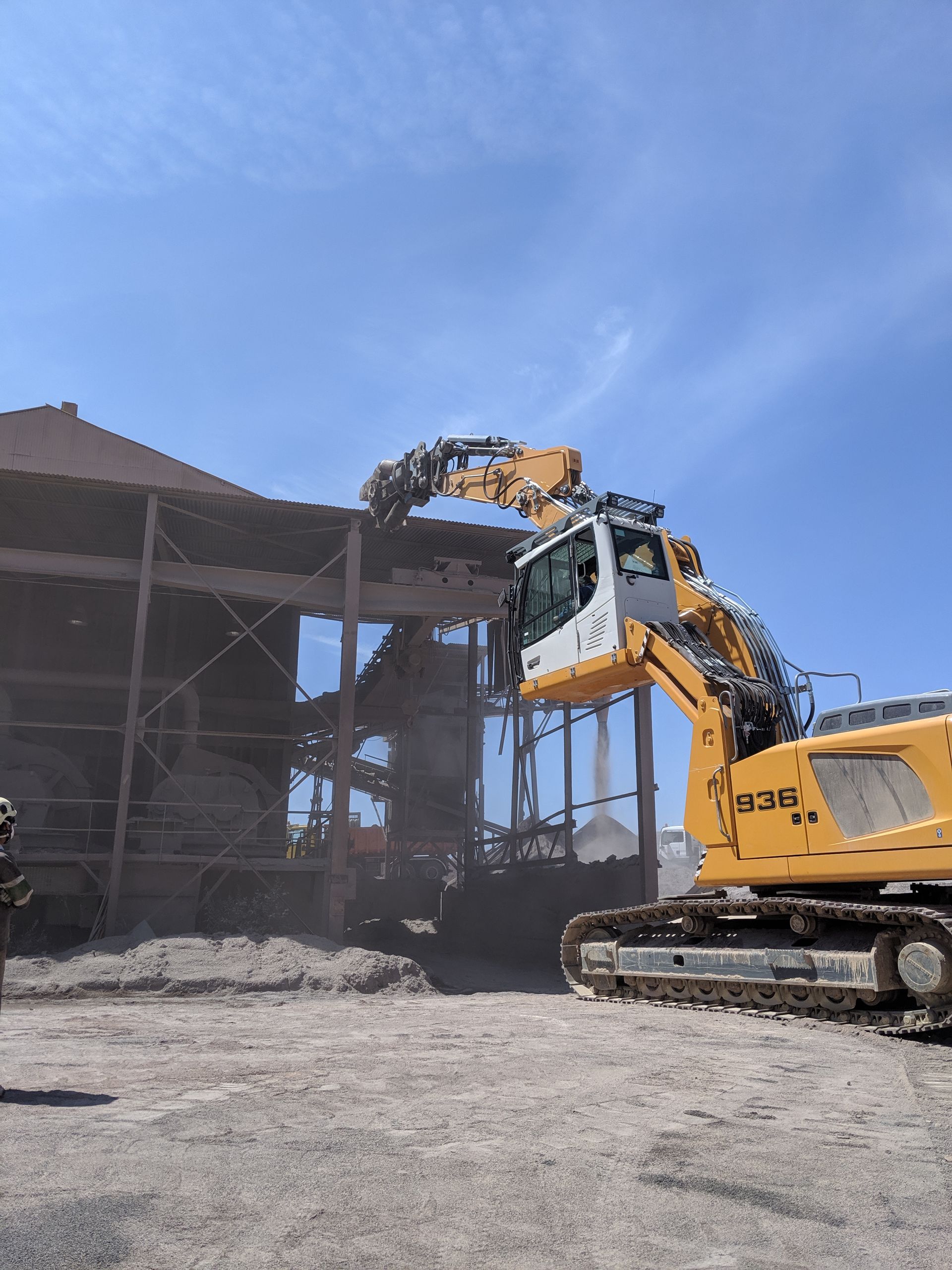 Destruction de batiment avec une grue jaune