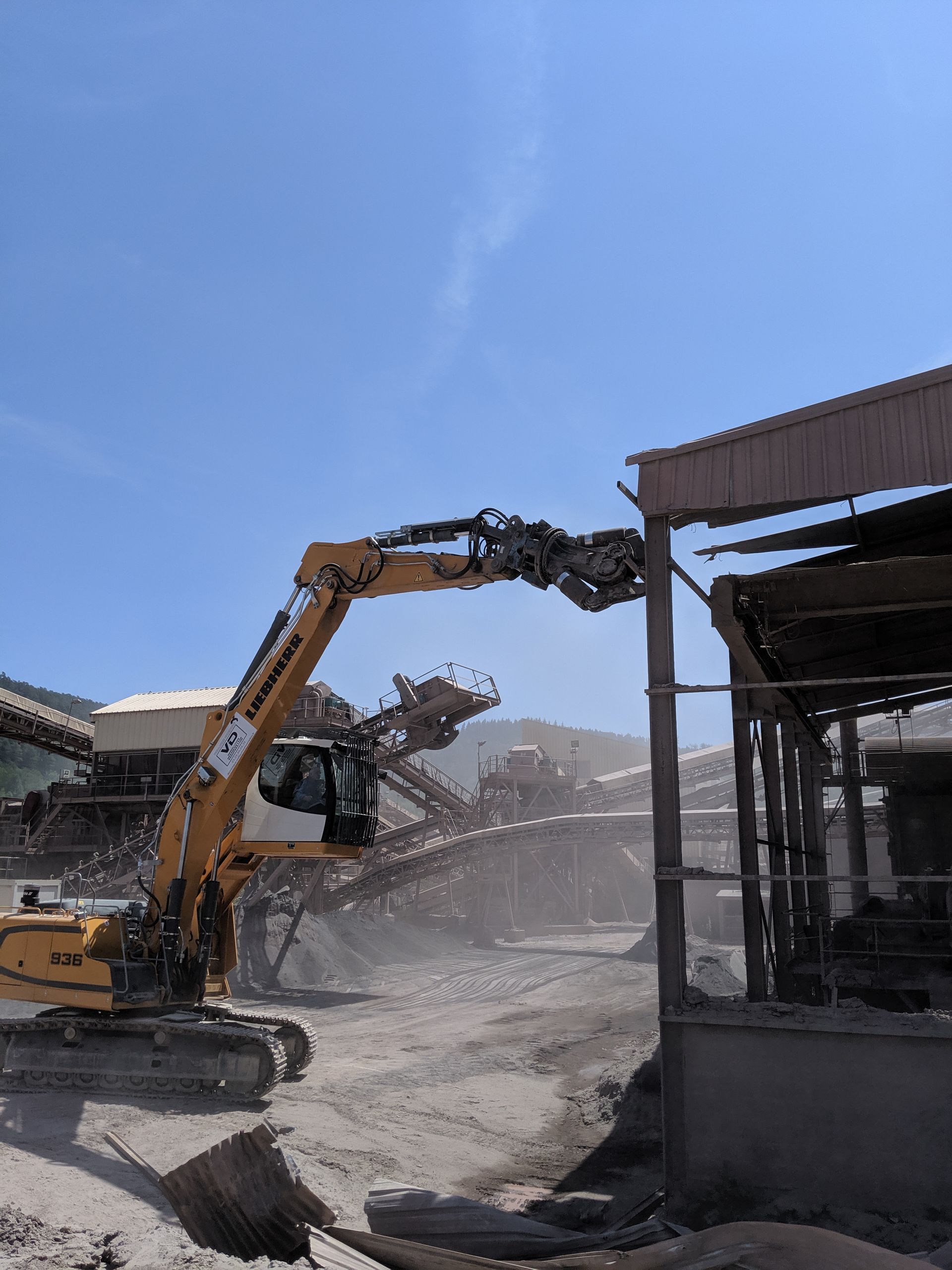 Destruction de batiment avec une grue