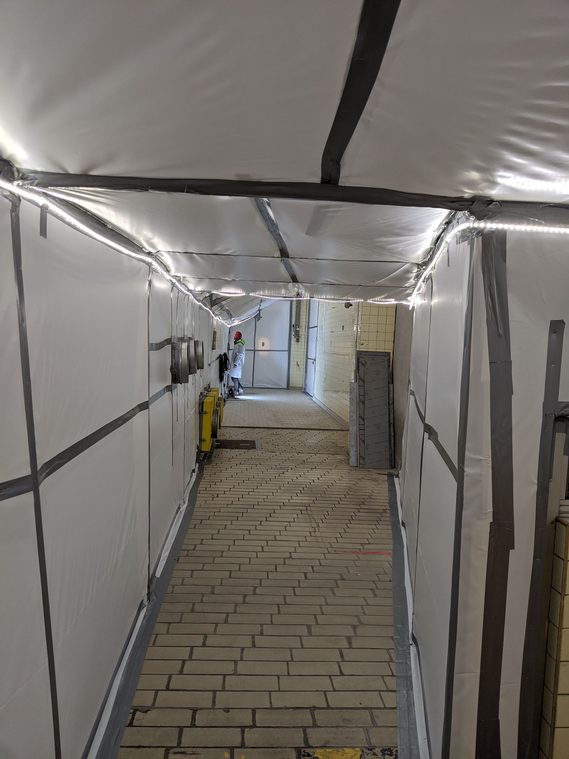 Vue intérieure d'une structure blanche pour préparer le désamiantage du sol