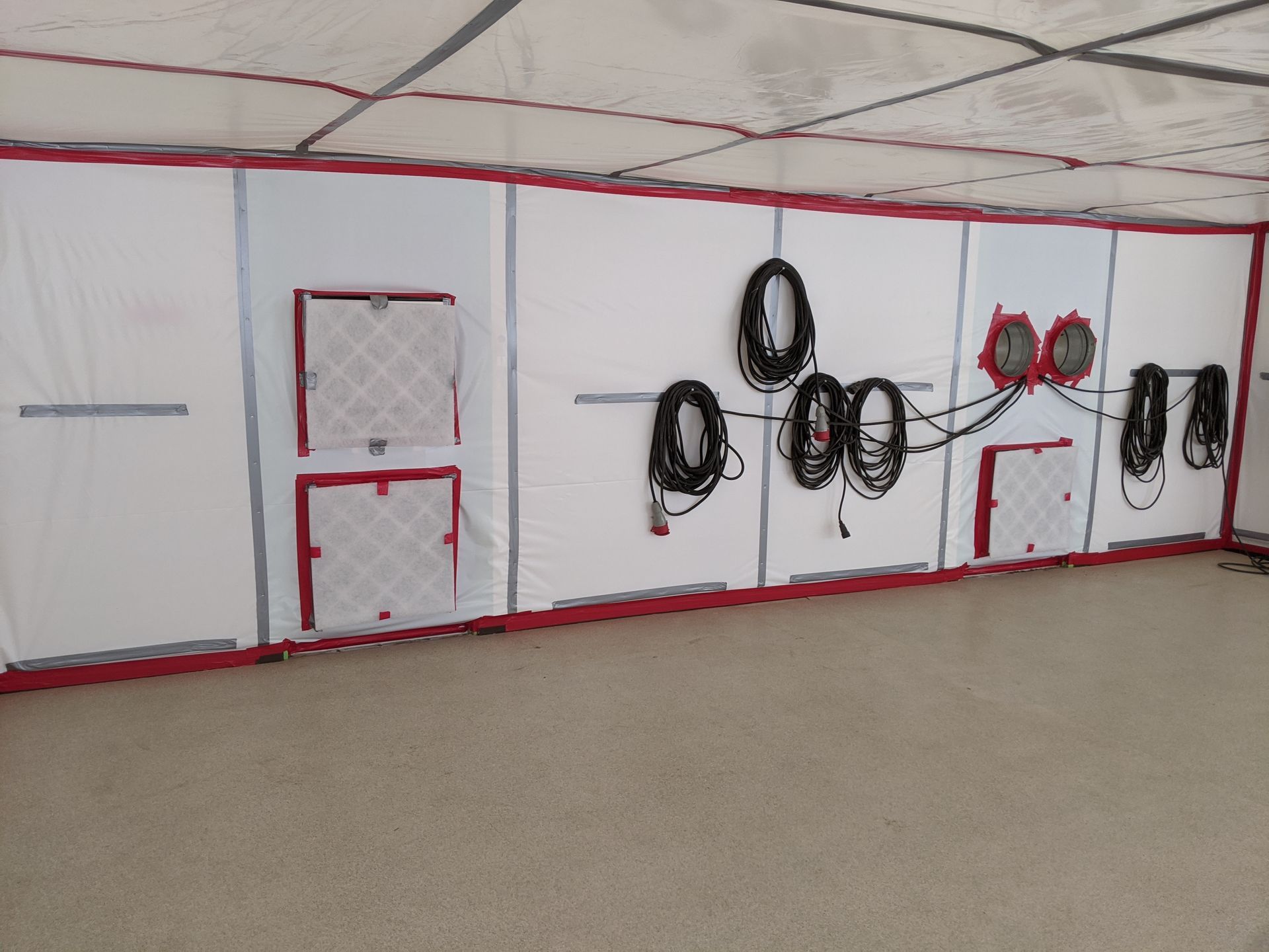 Intérieur de tente de bâche blanche pour isoler la partie dangereuse d'un bâtiment avec des appareils pour détruire le sol qui contient des matériaux dangereux