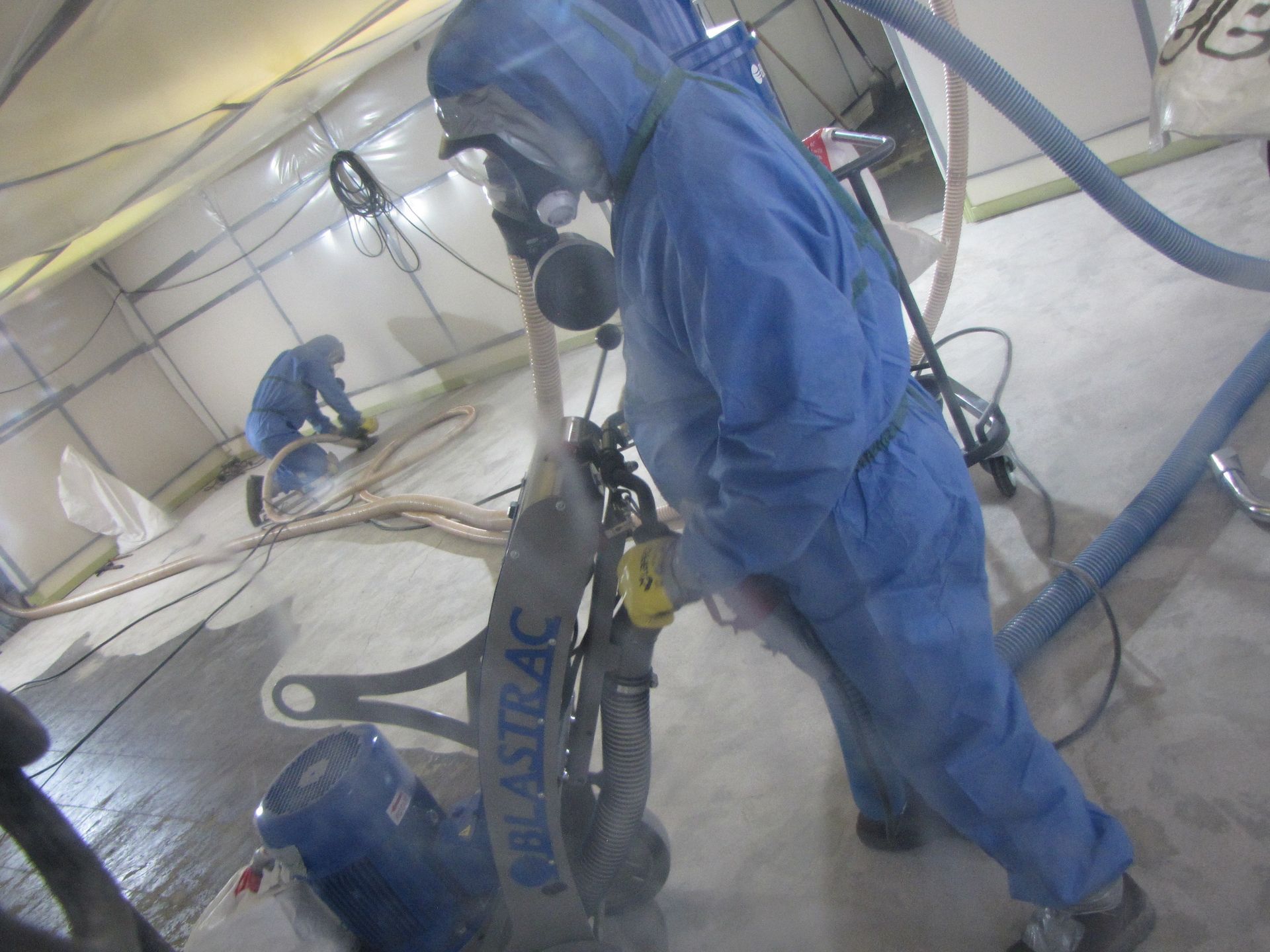 Personne en combinaison bleue de protection anti amiante