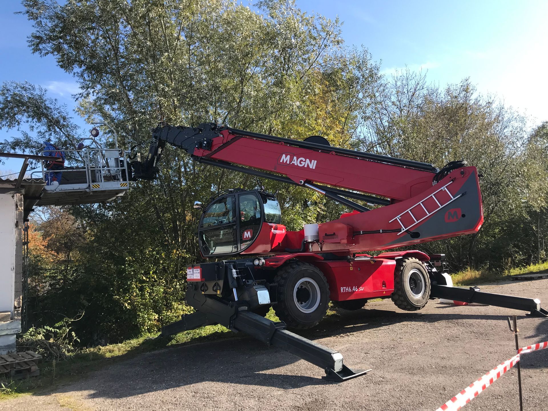 Chariot télescopique rouge avec nacelle