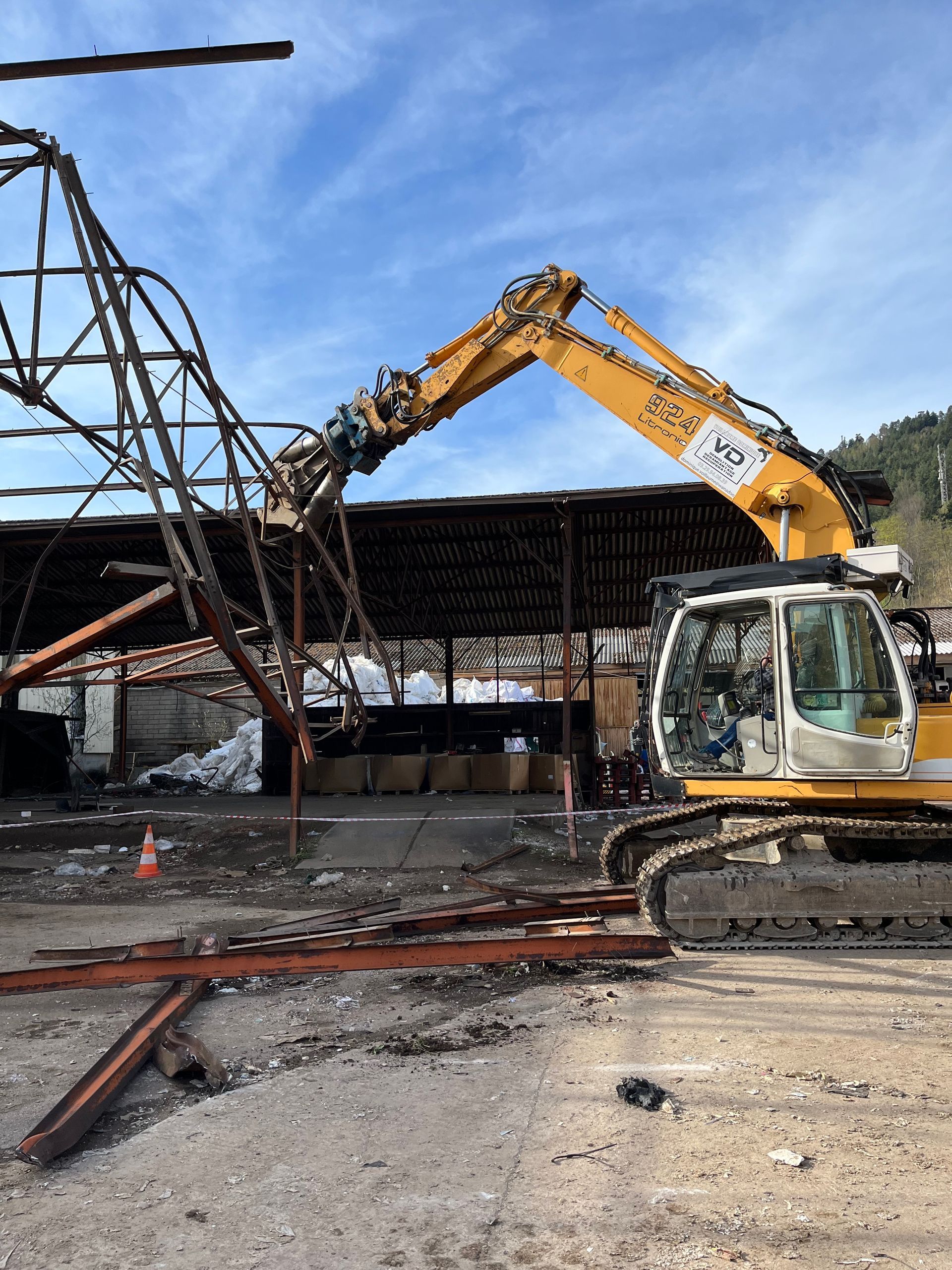 Grue jaune avec boule de destruction