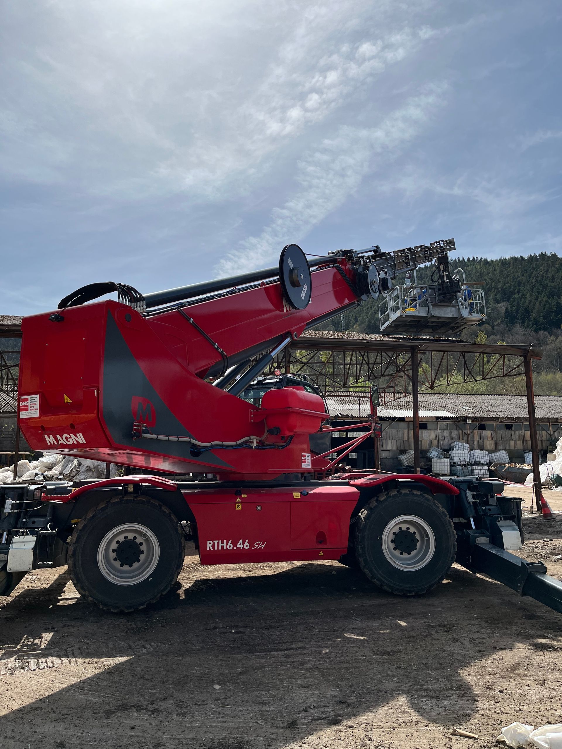 Chariot télescopique rouge avec nacelle