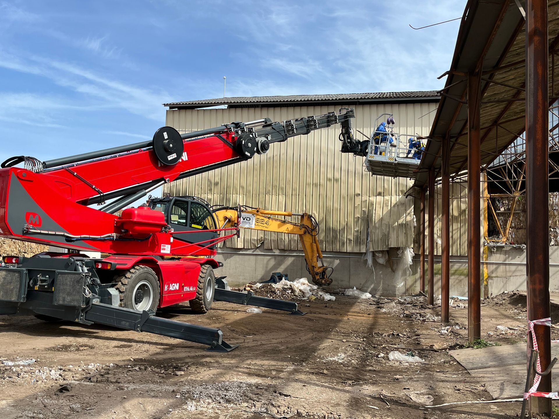 Grue rouge télescopique avec nacelle