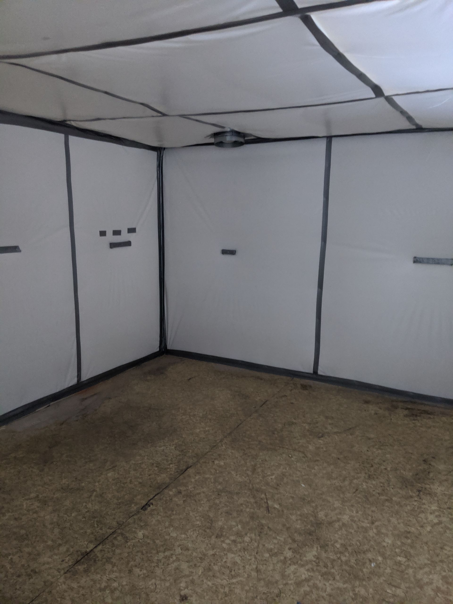 Bâche blanche pour isoler la partie dangereuse d'un bâtiment vue 2