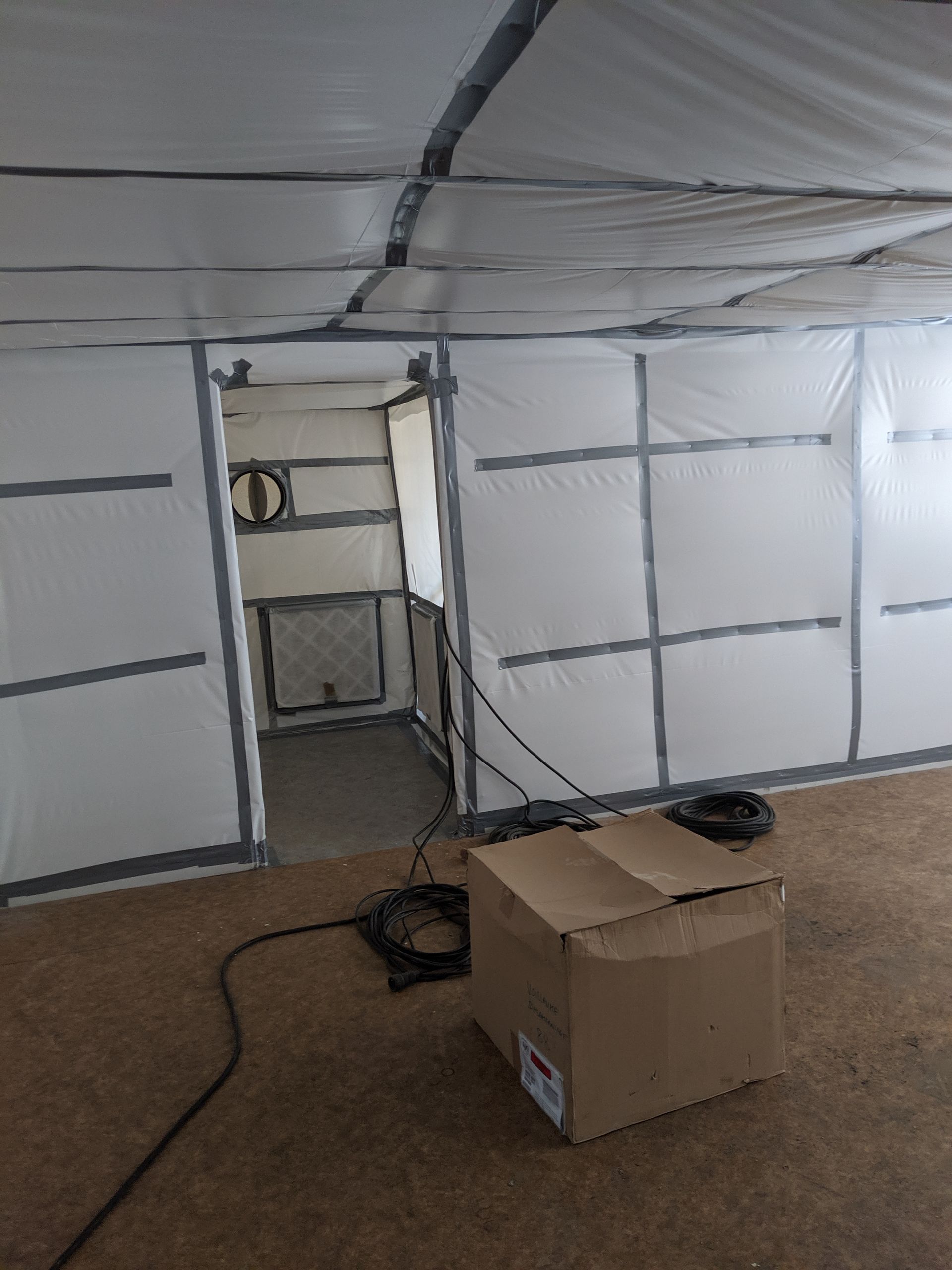 Bâche blanche pour isoler la partie dangereuse d'un bâtiment