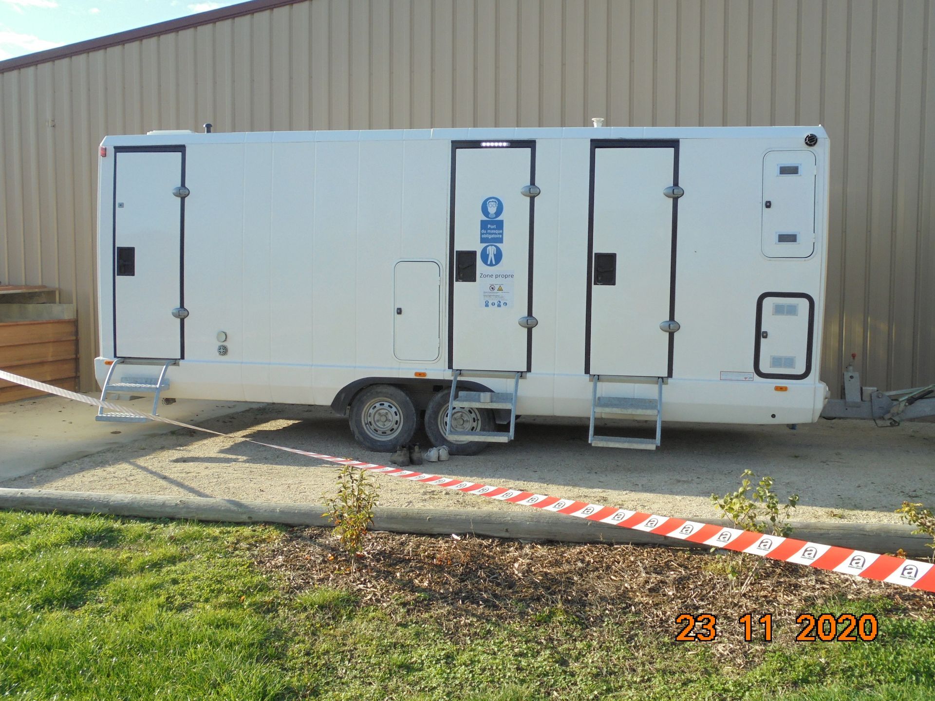 Remorque de camion pour se changer en tenu de protection contre l'amiante