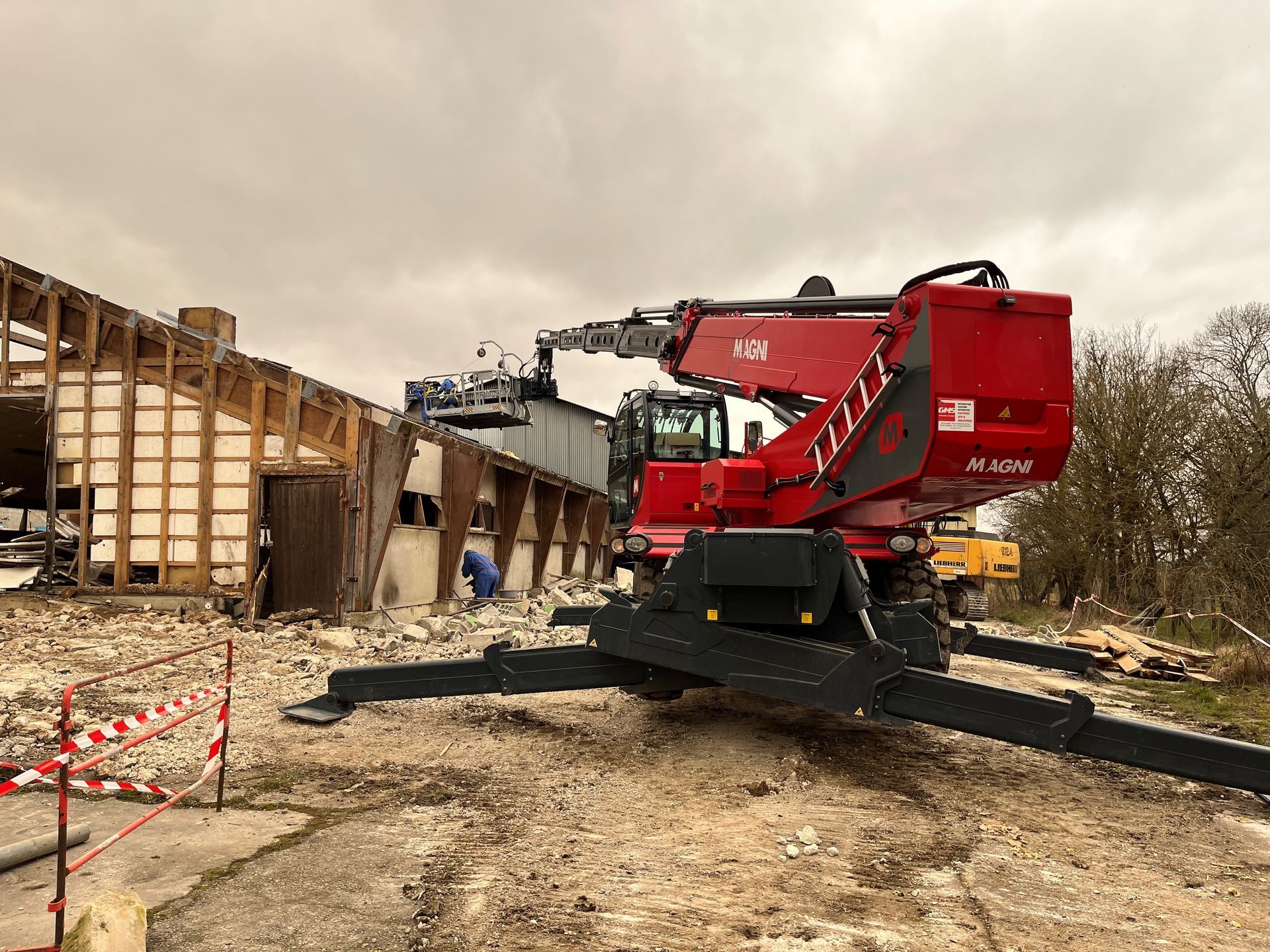 Chariot élévateur rouge déployé sur stabilisateur