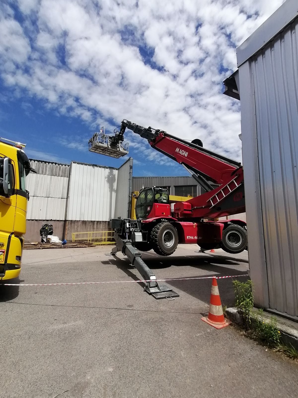 Chariot rouge Magni monté sur stabilisateur araignée