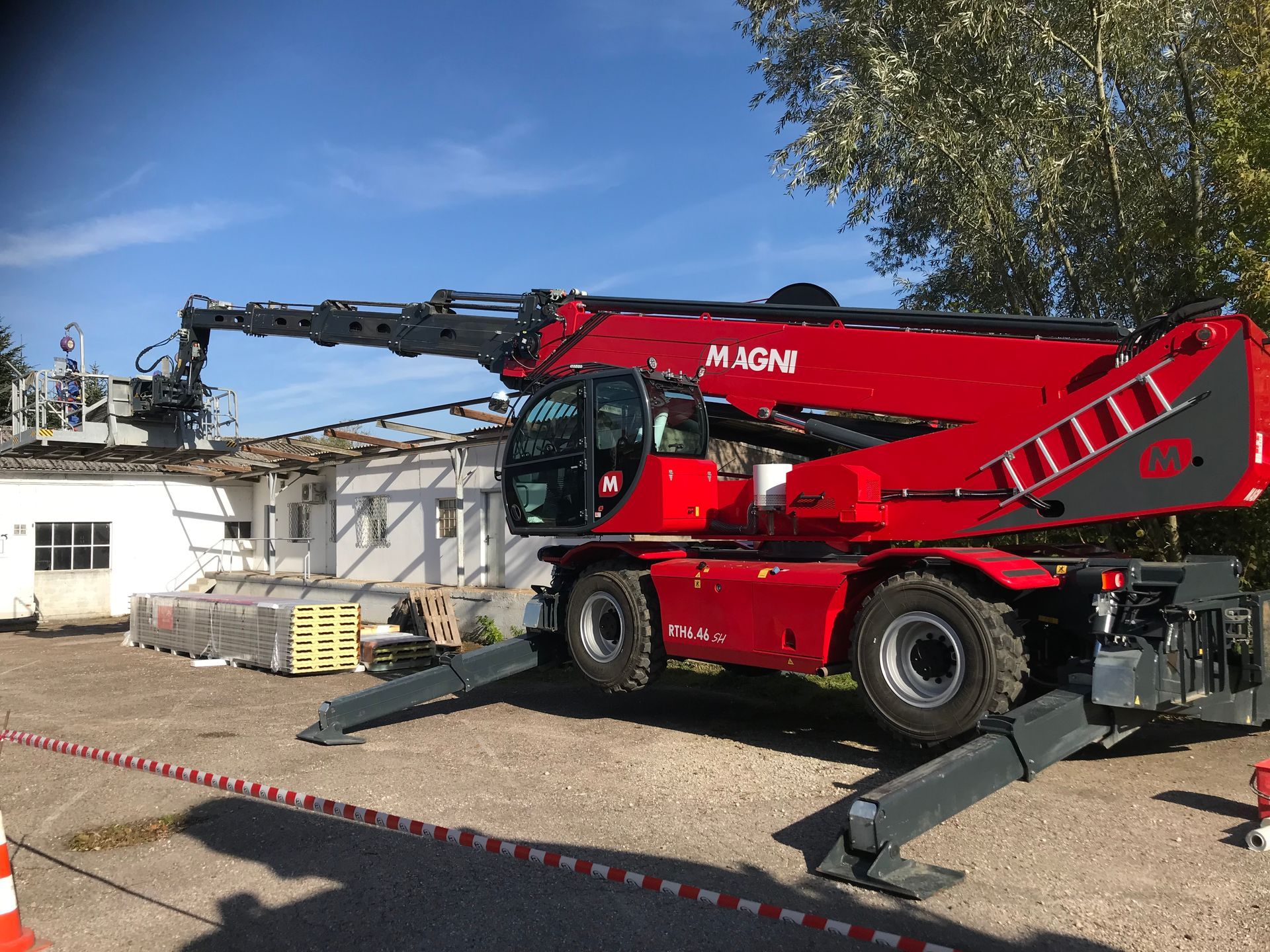 Chariot rouge Magni monté sur stabilisateur araignée avec nacelle déployée