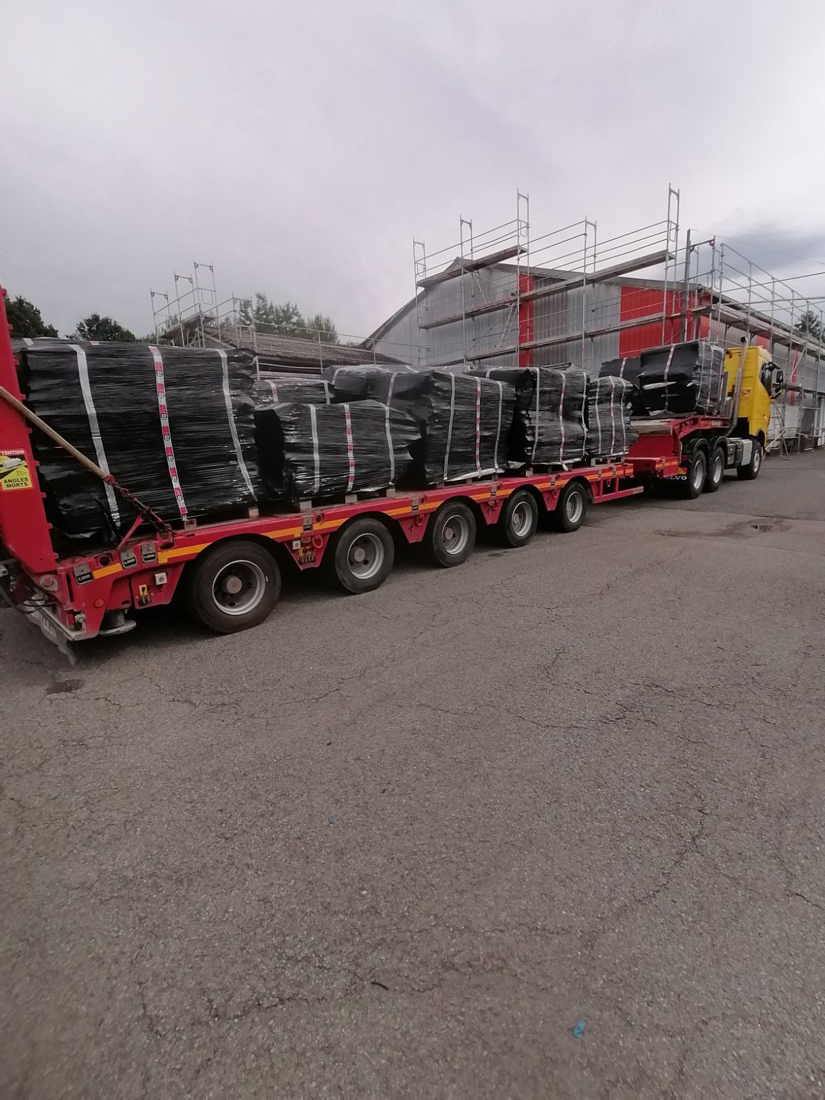 Camion avec déchets d'amiantes conditionné dessus
