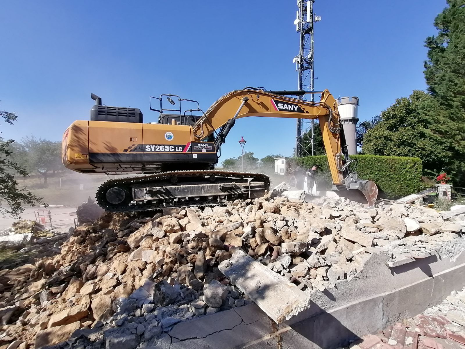 Pelleteuse de destruction avec godet sur un tas de décombre